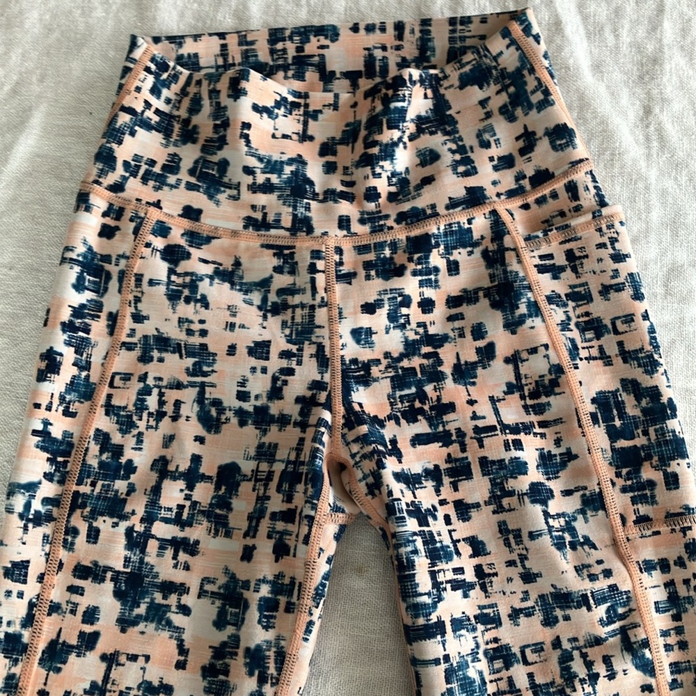 Sweaty Betty Blue and Cream Leggings with Abstract Pattern